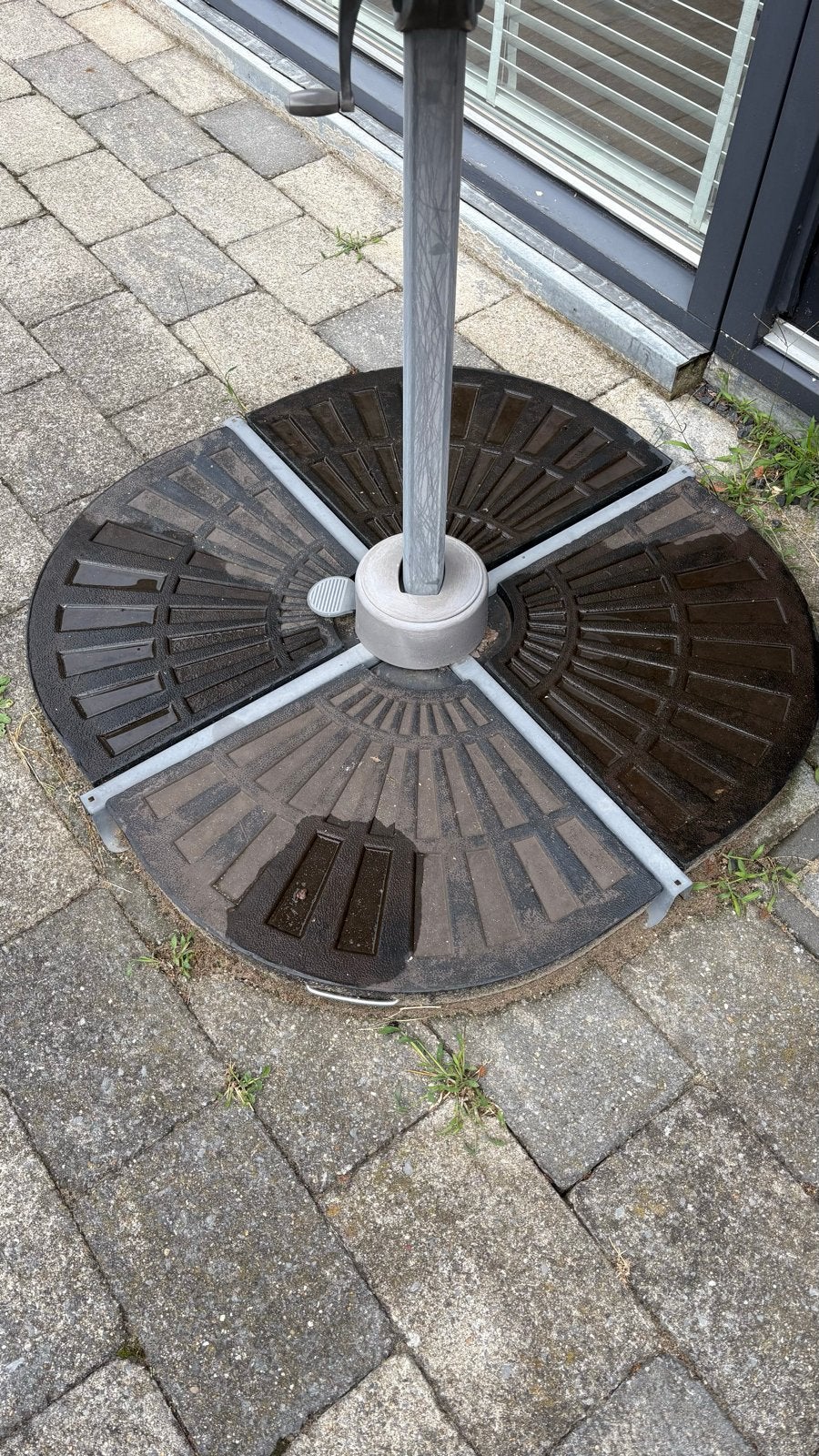 Foto 6 van Stevige zweefparasol met verschuifbare steenvoet