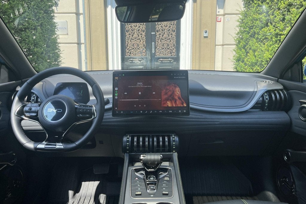 BYD ATTO 3 Design 60 kWh PANO | ADAPTIVE | CARPLAY | STOELVE, Auto's, BYD, 12 maanden, Automatische klimaatregeling, Gebruikt