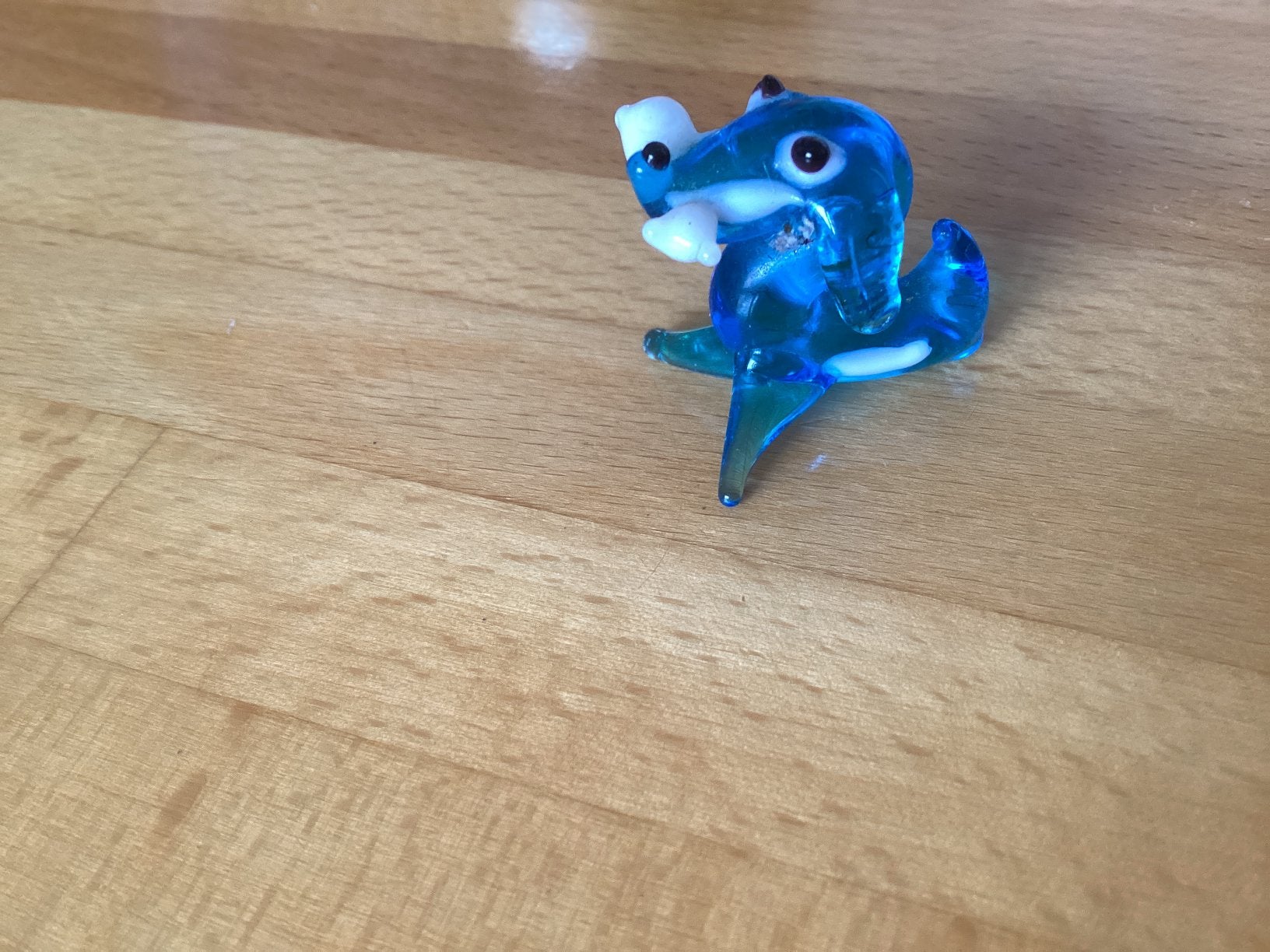 Teckel met bot // geblazen glas hoog 3 cm, Ophalen of Verzenden, Zo goed als nieuw, Dier