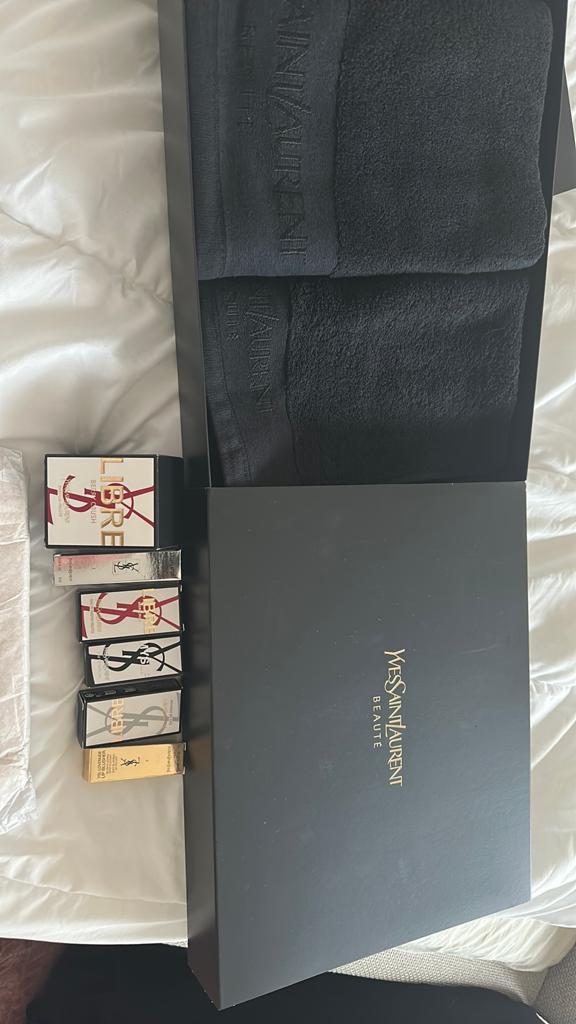 YSL handdoeken +miniaturen+ kaars+ pouch, 1 speler, Ophalen of Verzenden, Zo goed als nieuw, Vanaf 3 jaar