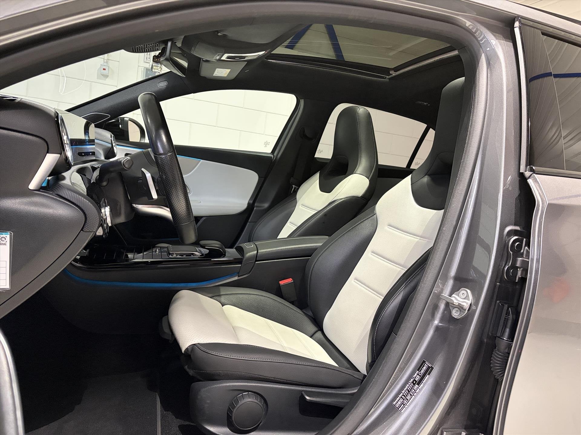 Mercedes A-Klasse A220 2.0T 190pk 7G-DCT AMG-Line, Pano, Bur, Auto's, Gebruikt, Euro 6, Automatische klimaatregeling, Leder