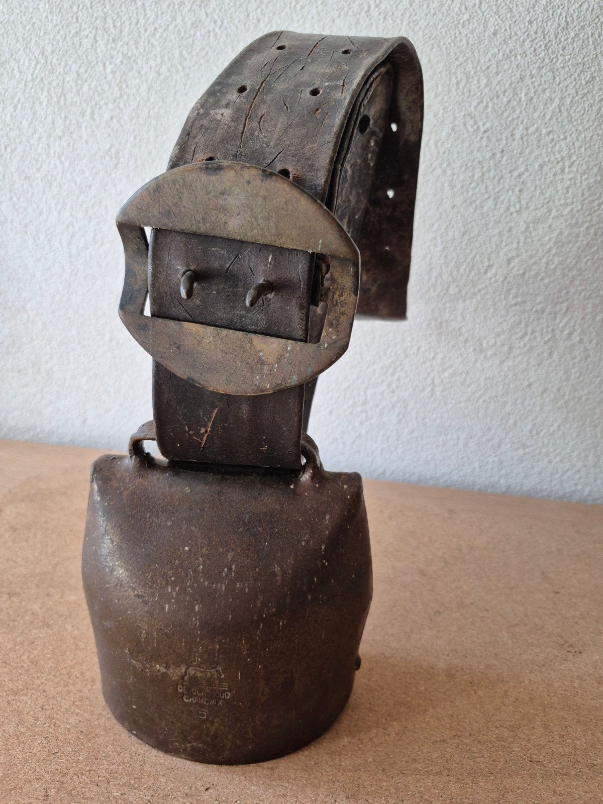 Oude Zwitserse Koebel met Leren Riem - 55 Jaar Oud, Ophalen of Verzenden
