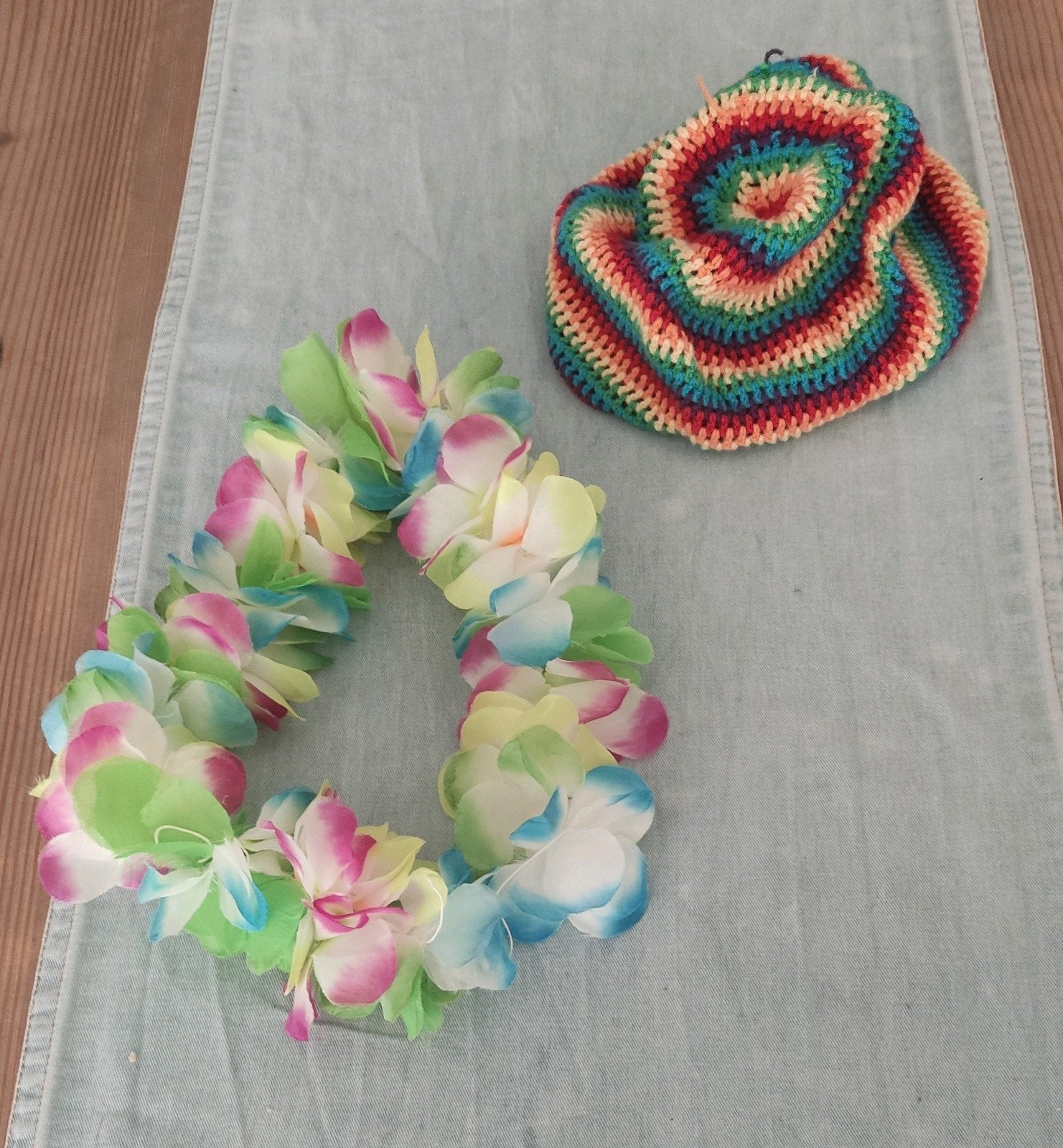 Gehaakte regenboog beanie kindermuts en Hawaï bloemenketting, Ophalen of Verzenden, Gebruikt, Jongen of Meisje
