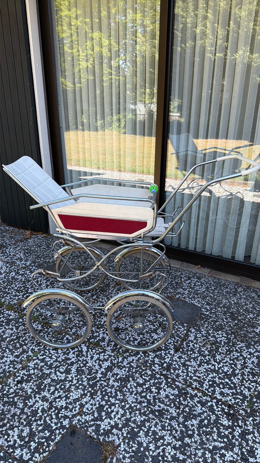 Kinderwagen uit de jaren 70., Ophalen