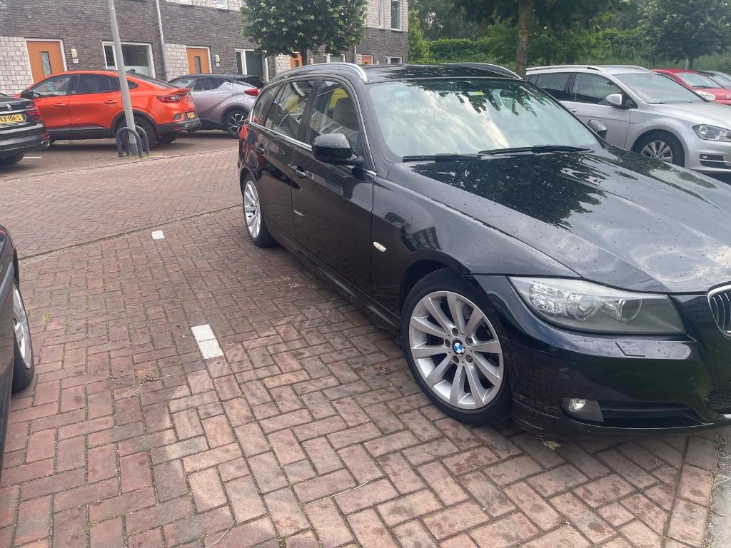 BMW 320D Touring 2012 Zwart, Euro 5, Achterwielaandrijving, 1995 cc, 4 cilinders