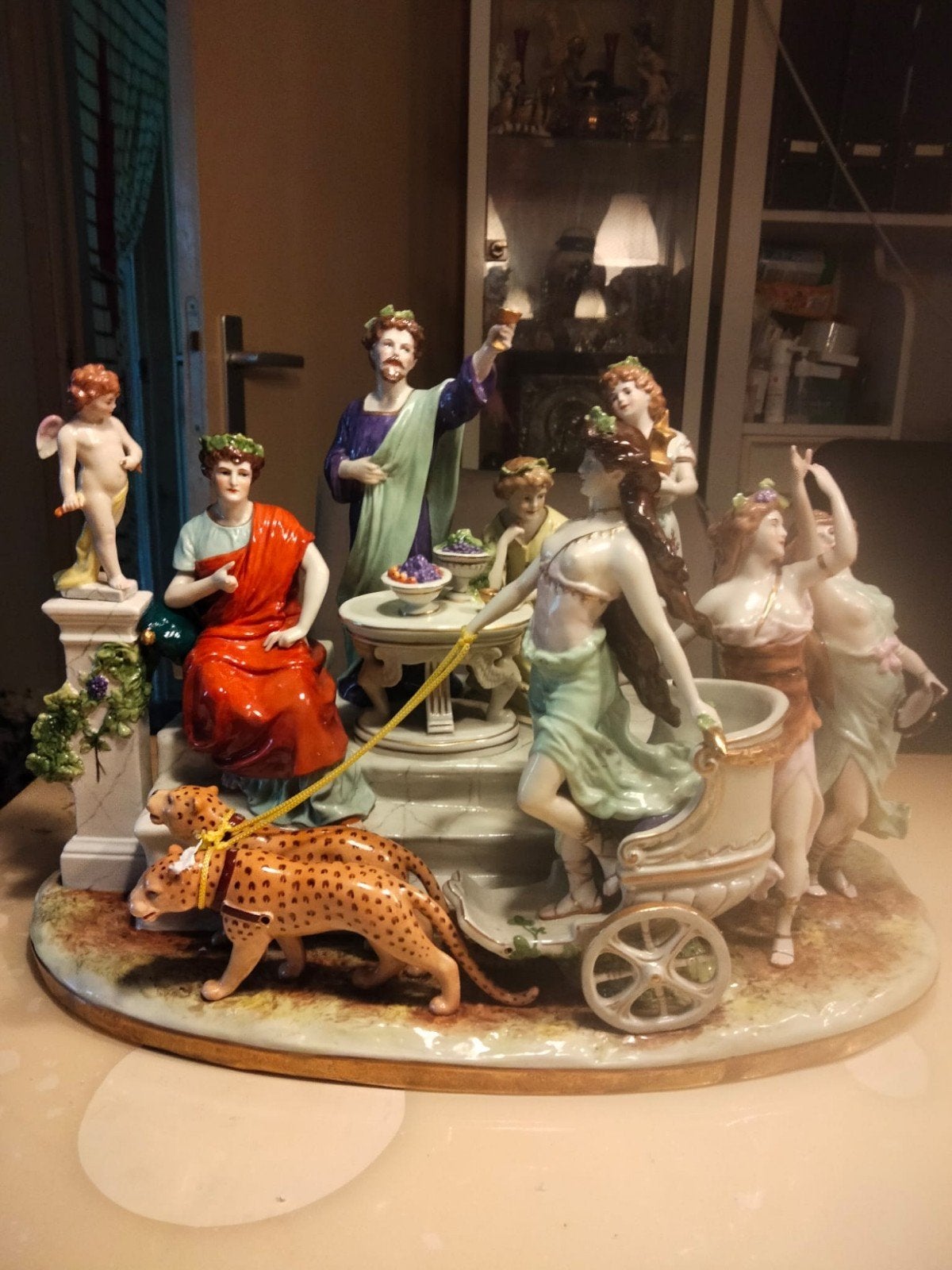 Groot porseleinen beeld: Bacchanal met Bacchus en Pan, Antiek en Kunst, Groep mensen, Ophalen of Verzenden, 20 - 50 cm, Steen of Keramiek