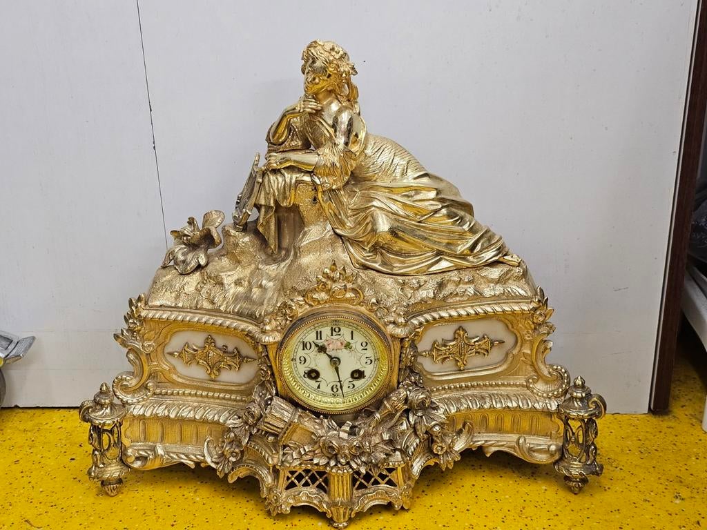 Antieke, zware bronzen klok met beeld van vrouw met lier, Antiek en Kunst, Ophalen