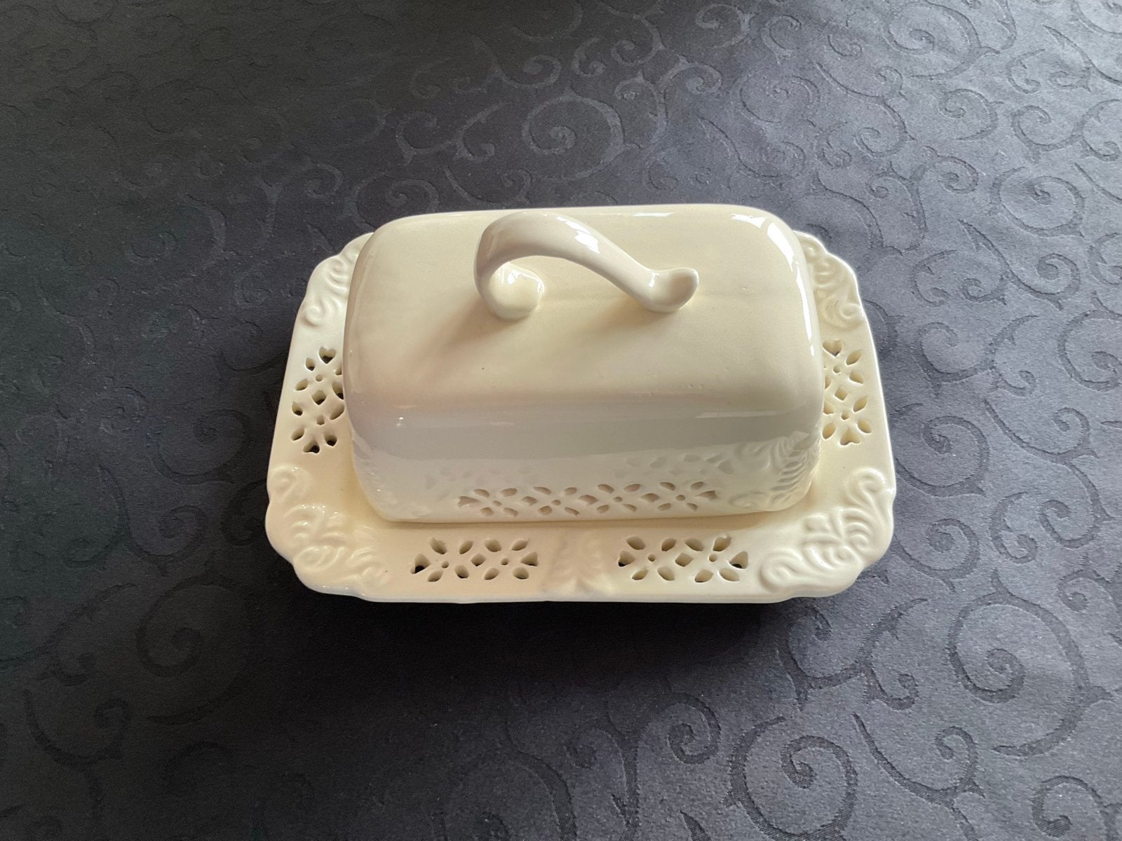 Crèmekleurige botervloot, past bij Wedgwood servies, Huis en Inrichting, Ophalen, Overige merken, Overige typen, Zo goed als nieuw