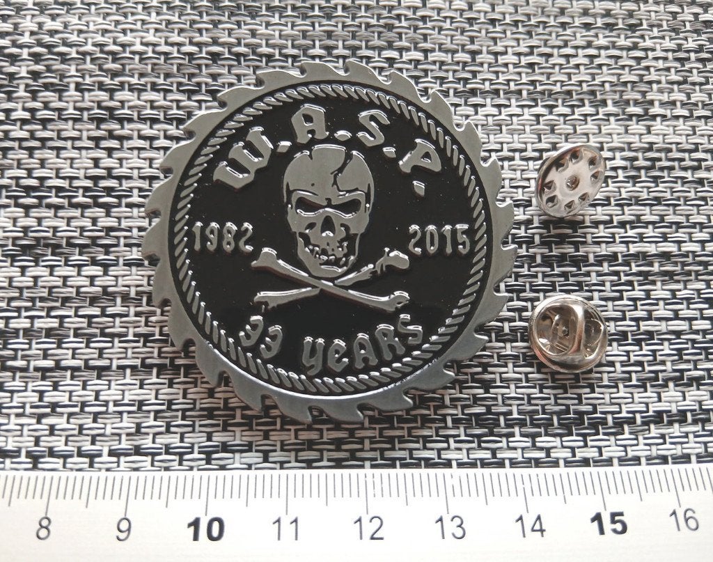 W.A.S.P. erg mooie shaped 33 years pin badge speld n6 WASP, Verzenden, Nieuw, Overige typen