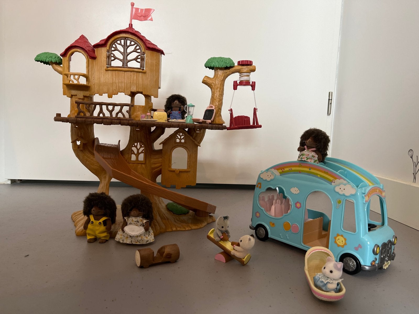 Sylvanian Families Boomhut, Bus & Egel Familie, Ophalen of Verzenden, Gebruikt, Jongen of Meisje