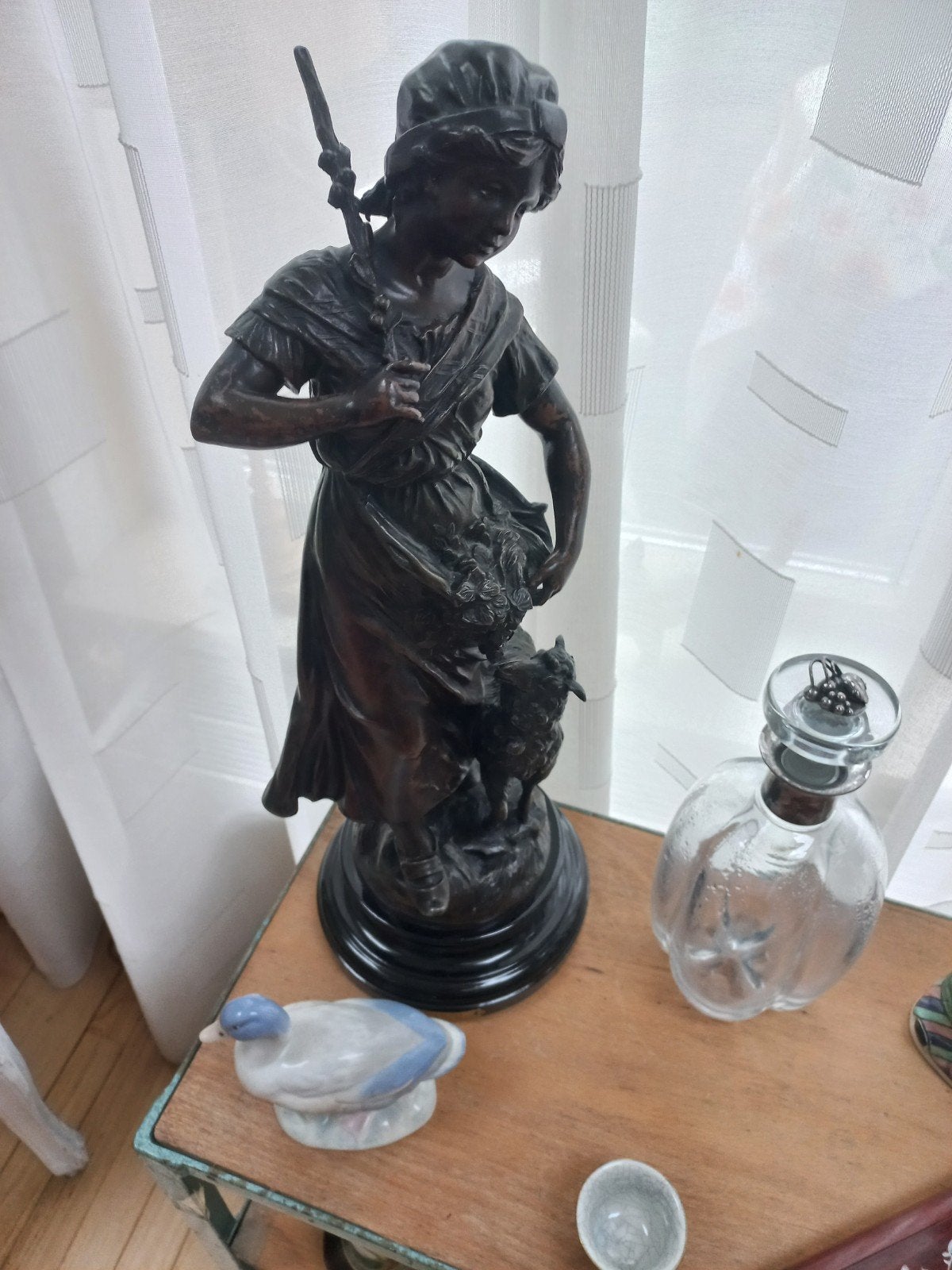 Antiek Bronzen Beeld: Herderin met Schaap - Gesigneerd, Antiek en Kunst, Gemerkt, Brons, Beeld, Bruin