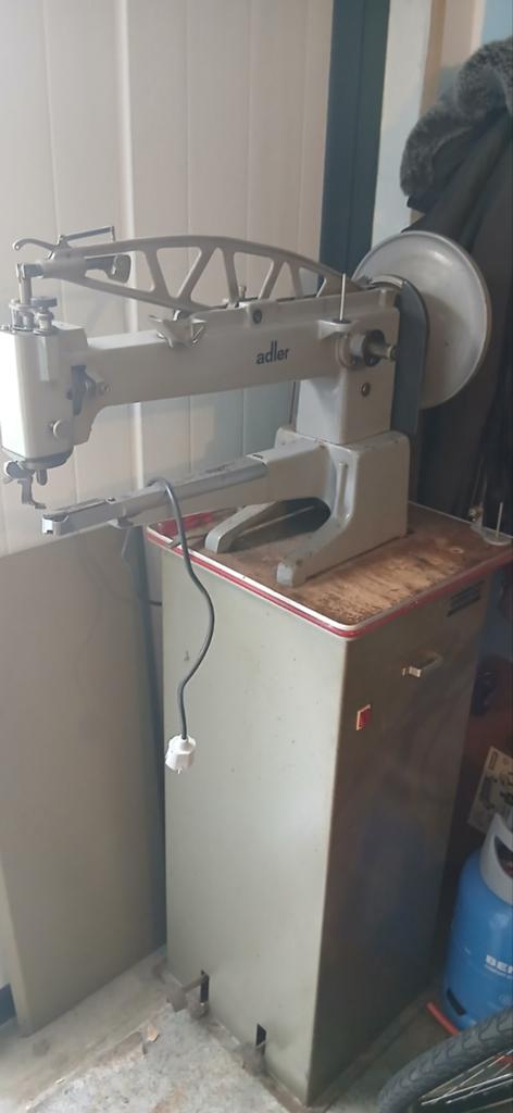 Elektrische stikmachine Adler, Ophalen, Gebruikt, Naaimachine