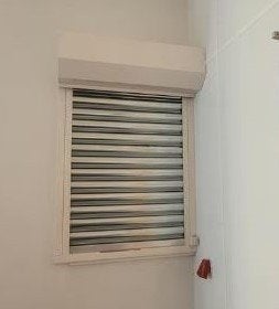 Elektrische stalen beveiligings rolluiken, Doe-het-zelf en Verbouw, Rolluiken, Ophalen, Gebruikt, 100 tot 150 cm, Wit