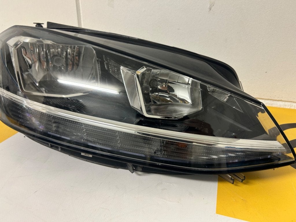 VW Golf 7 Facelift Halogeen LED Koplamp Rechts 5G1941006D, Auto-onderdelen, Verlichting, Gebruikt, Volkswagen, Volkswagen AG, Berliner Ring 2
38440  Wolfsburg, DE