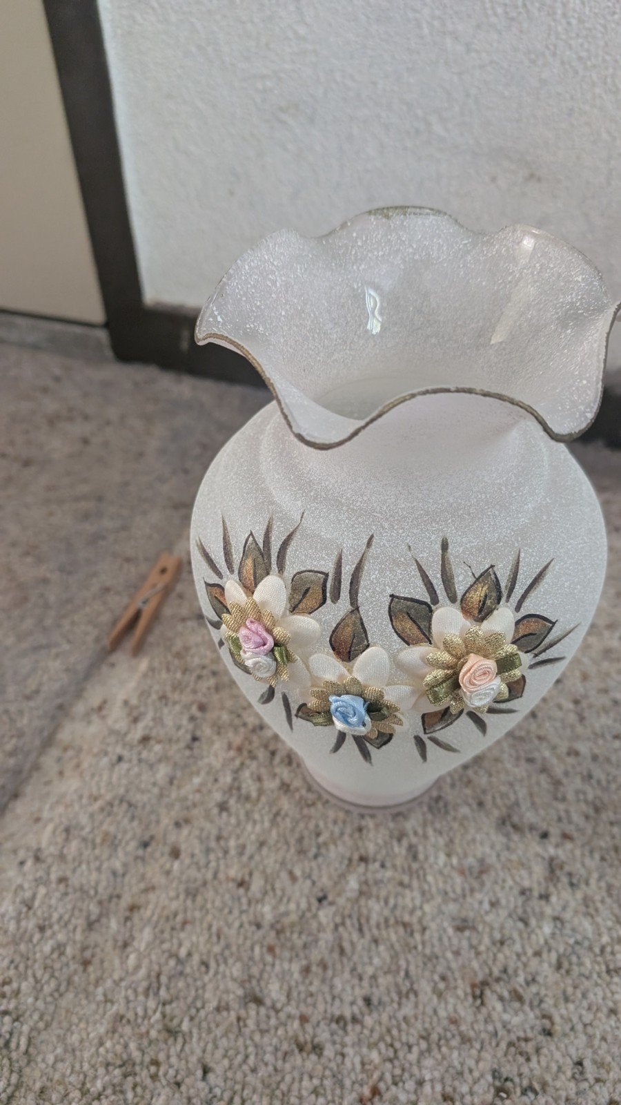 Decoratieve glazen vaas met bloemen en gouden rand, Antiek en Kunst, Antiek | Vazen, Ophalen