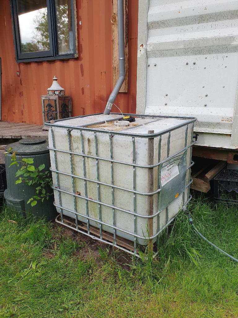 Gratis - 2 vervuilde IBCs als regenton (reiniging mogelijk), Ophalen, Kunststof, Gebruikt, Met kraantje