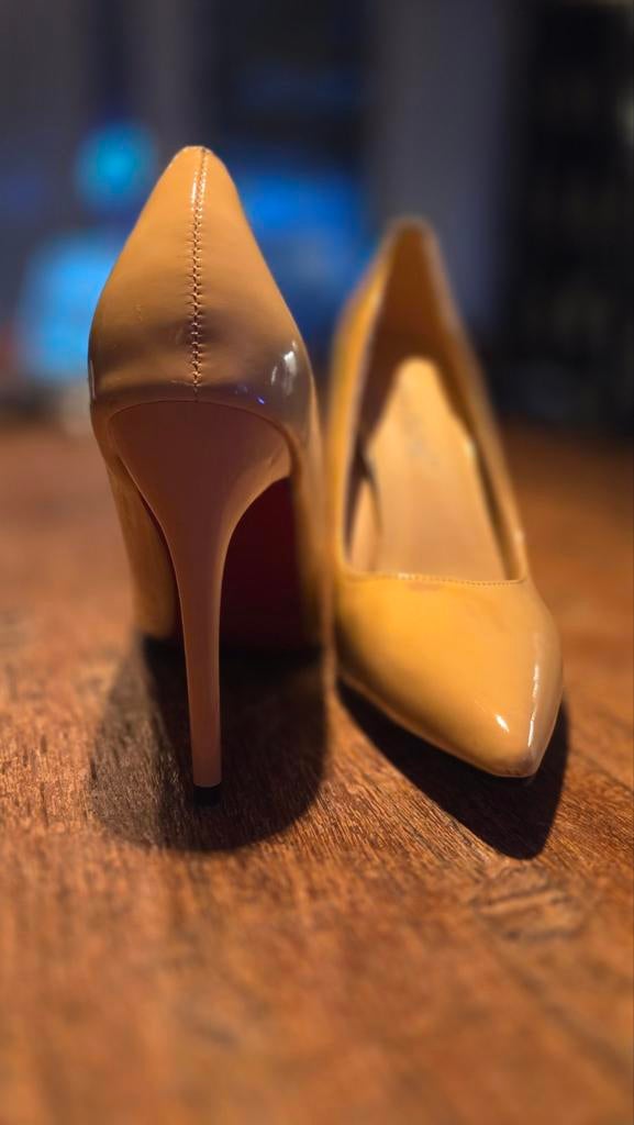 Beige lakleren pumps met rode zool maat 39, Ophalen of Verzenden, Zo goed als nieuw, Beige
