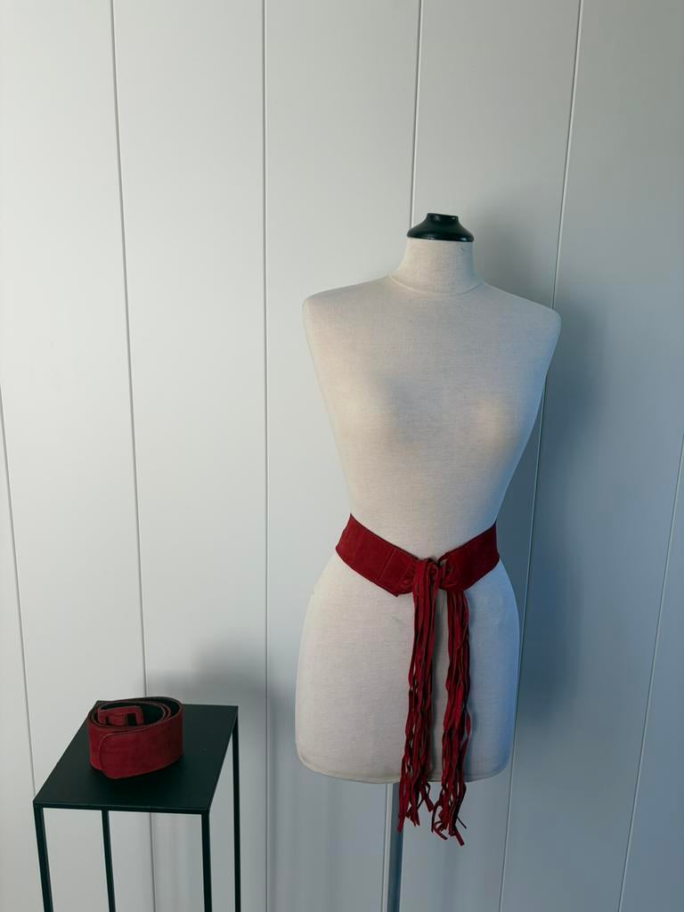 Rood suede ceintuur met franje, Echt leder, Tailleriem, Ophalen of Verzenden, Zo goed als nieuw