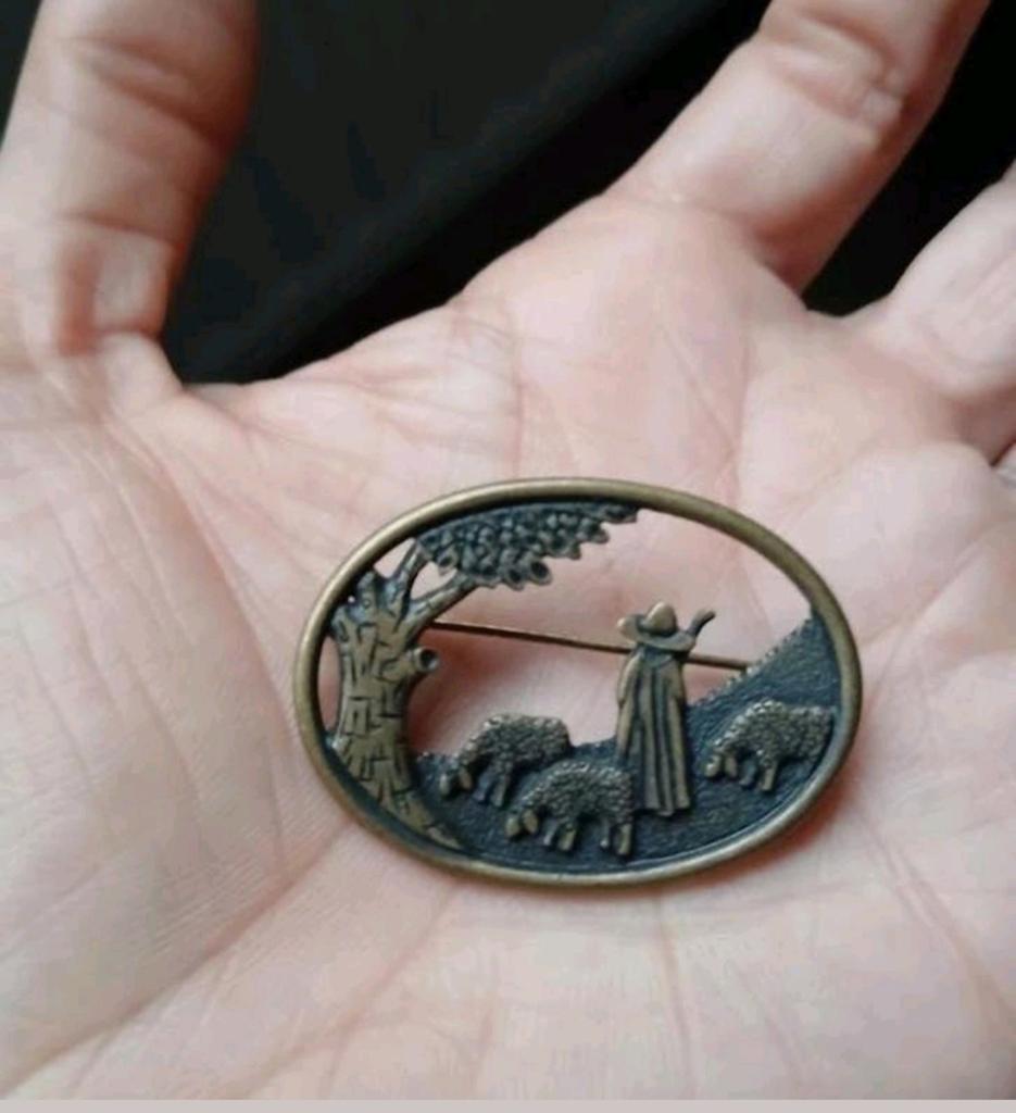 Vintage broche herder met schapen, Sieraden, Tassen en Uiterlijk, Ophalen of Verzenden, Zo goed als nieuw, Overige materialen
