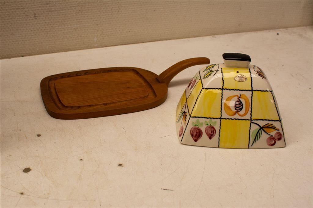 Vintage Kaasstolp met houten plankje 39001, Ophalen of Verzenden, Gebruikt, Aardewerk, Bord(en)