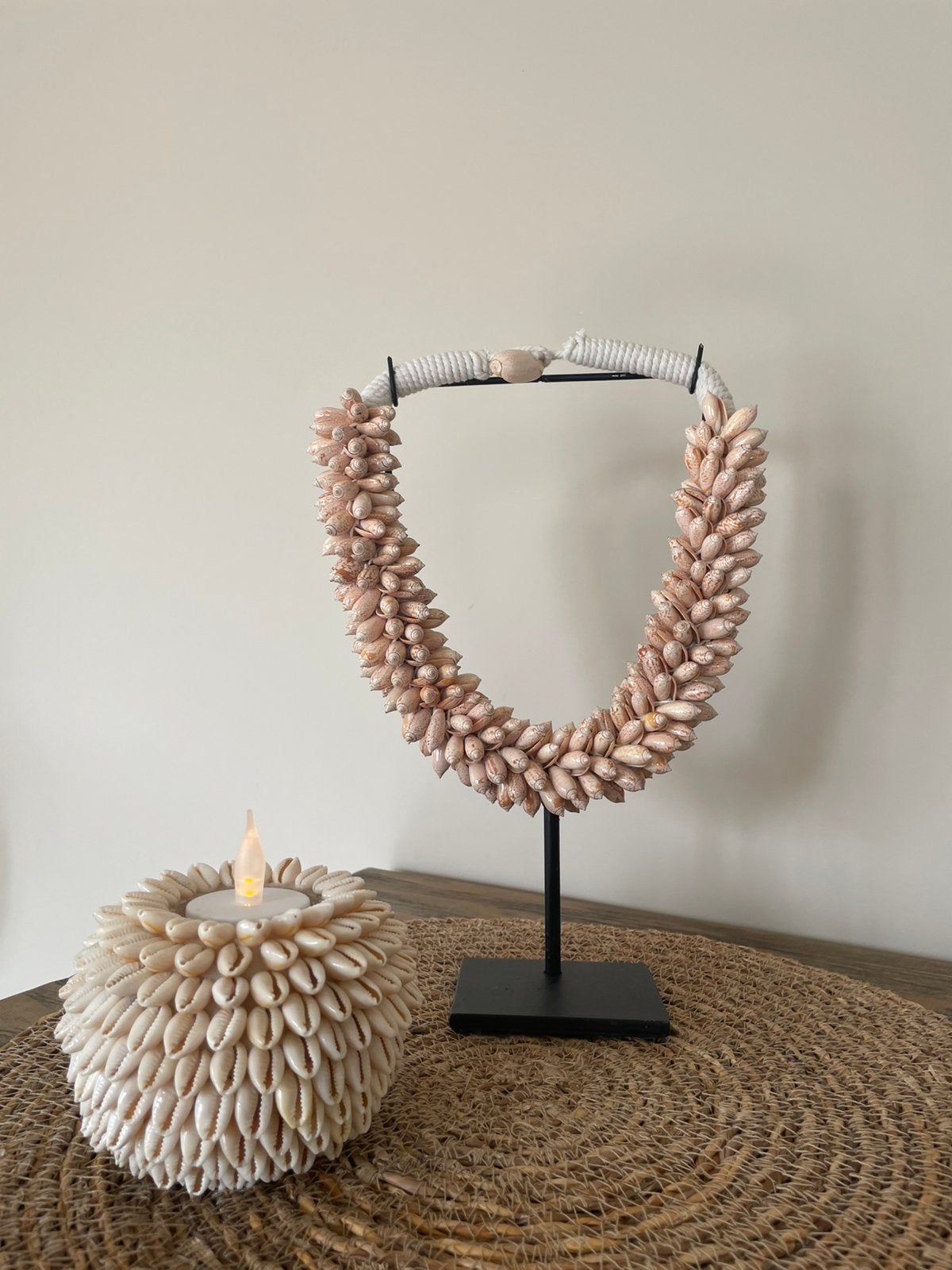 Nieuw schelpenketting op standaard, Huis en Inrichting, Ophalen of Verzenden, Nieuw