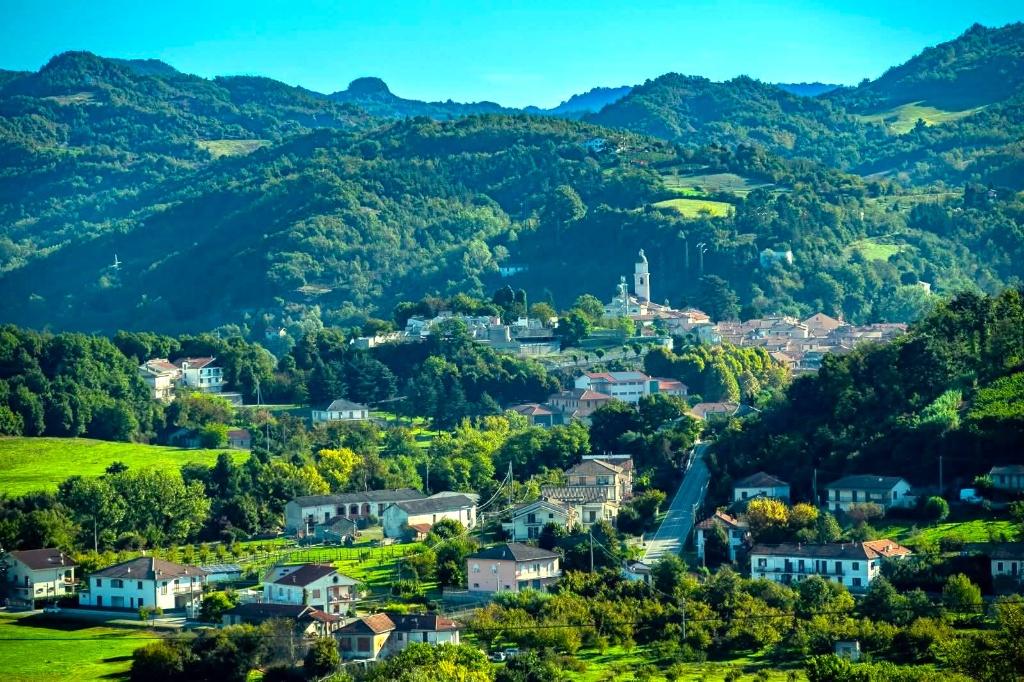Vakantiehuis Italië in Piemonte of ligurie., Vakantie, Bemiddelingsbureau, Ligurië of Bloemenrivièra, Overige typen, Landelijk