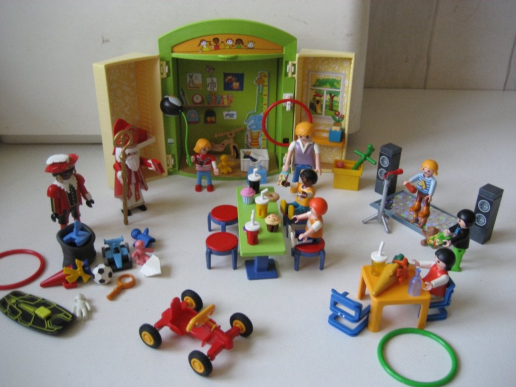 Foto 6 van playmobil sint en piet op het kinderdagverblijf