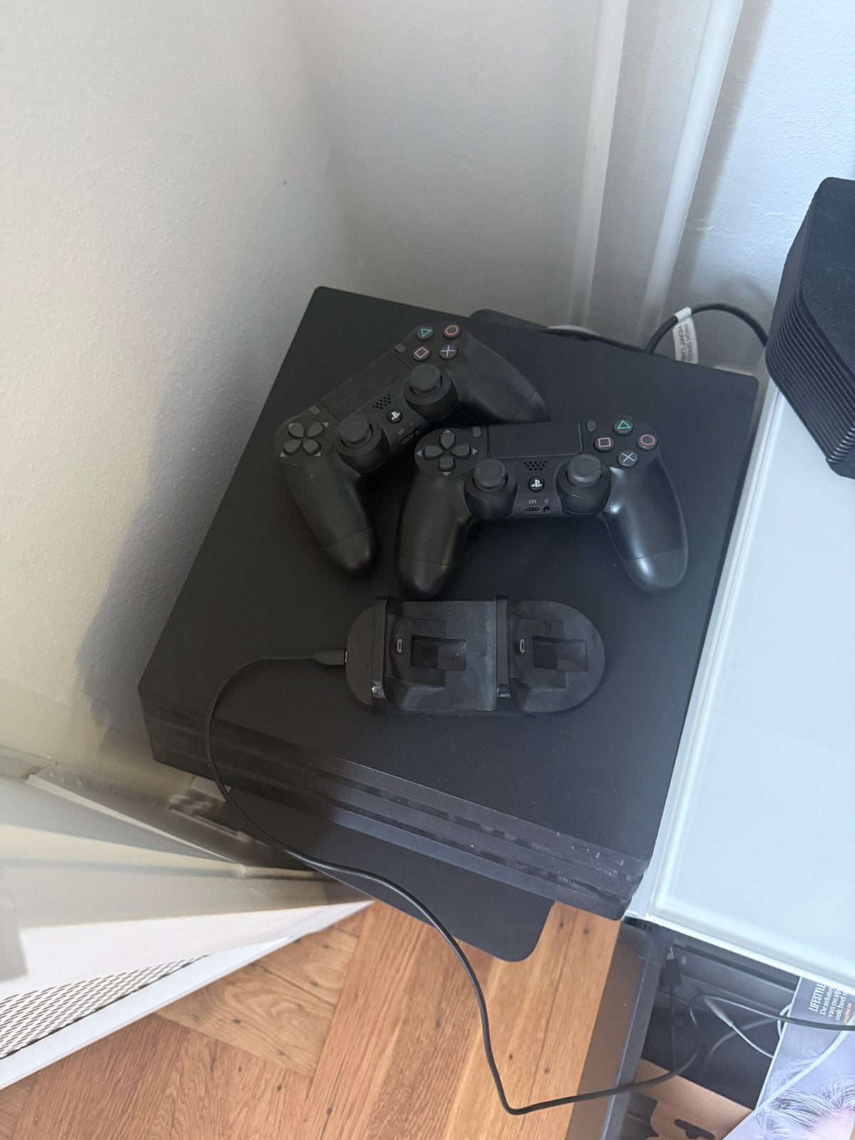 Playstation 4 pro 1TB incl 2 conteollers & laaddock+COD, Spelcomputers en Games, Ophalen, Zo goed als nieuw, Zwart, Met 2 controllers