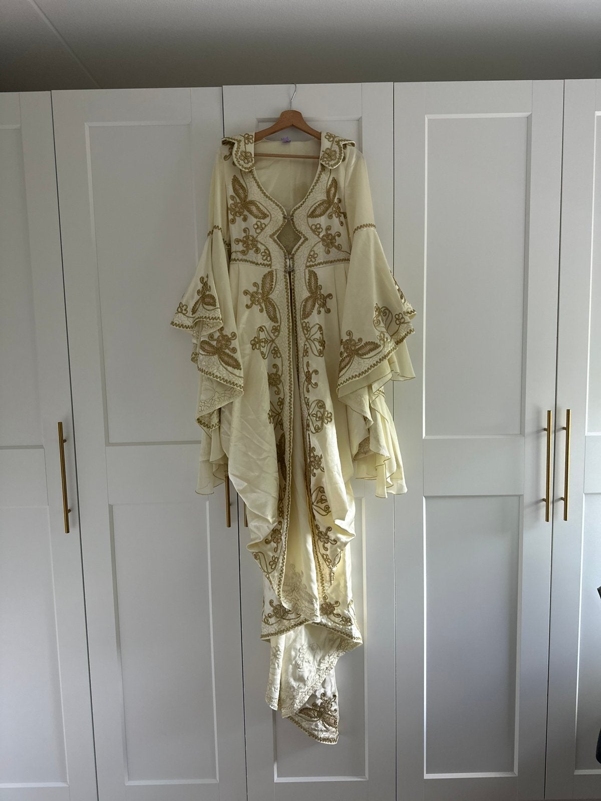 Hennajurk Bindalli goud/wit, Kleding | Dames, Overige typen, Wit, Ophalen of Verzenden, Zo goed als nieuw