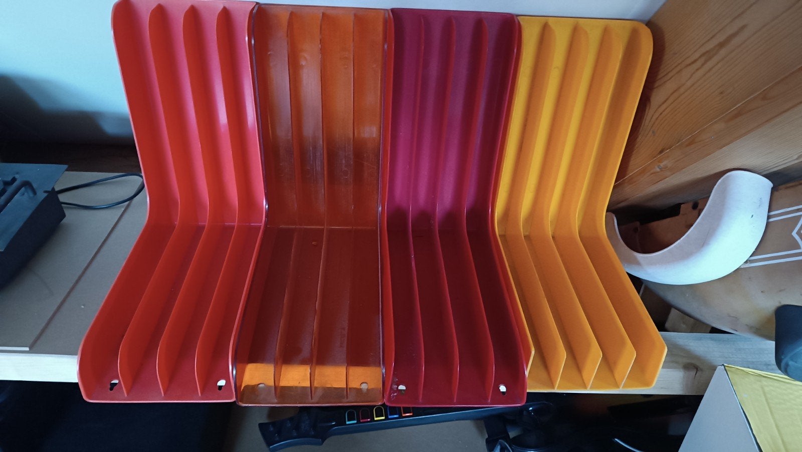 Set van 4 vintage kunststof  LP houders diverse kleuren, Verzamelen, Retro, Ophalen of Verzenden, Huis en Inrichting