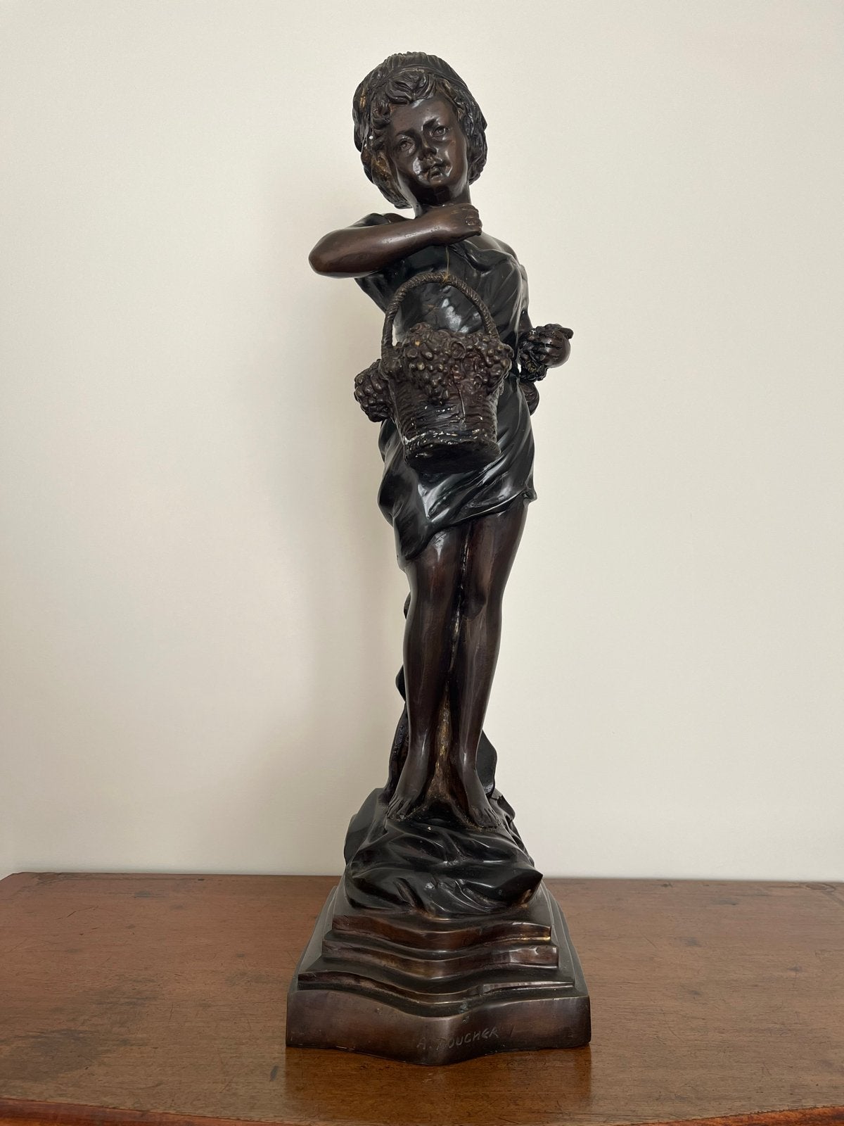 Antiek Bronzen Beeld: Meisje met Druivenmand - A. Boucher, Ophalen, 50 - 100 cm, Brons, Gemerkt