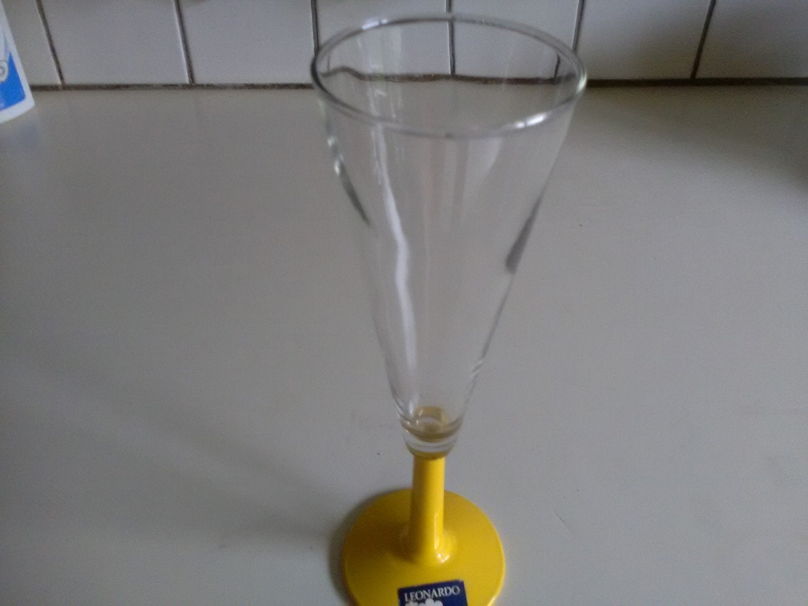 Leonardo  champagne glas  met gele voet, Ophalen of Verzenden, Zo goed als nieuw, Overige typen