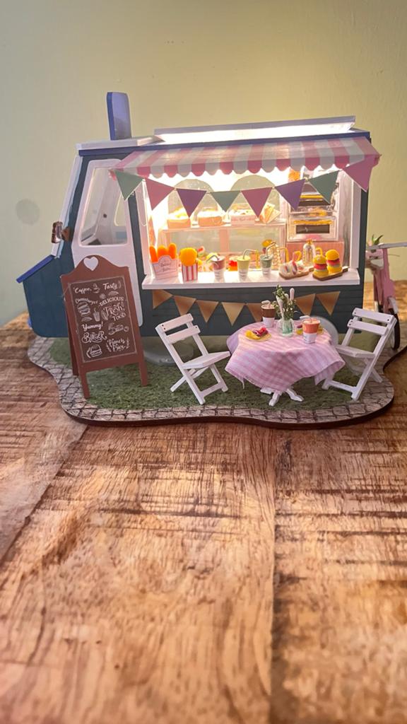 Miniatuur Foodtruck Knutselset met LED-verlichting, Ophalen of Verzenden, Zo goed als nieuw