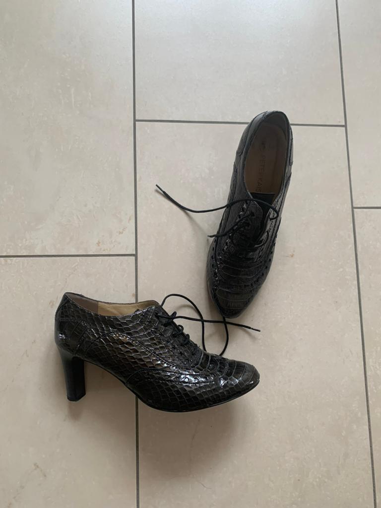 Z.g.a.n. grijs lak leer pumps Peter Kaiser 37,5, Kleding | Dames, Schoenen, Ophalen of Verzenden, Zo goed als nieuw, Grijs