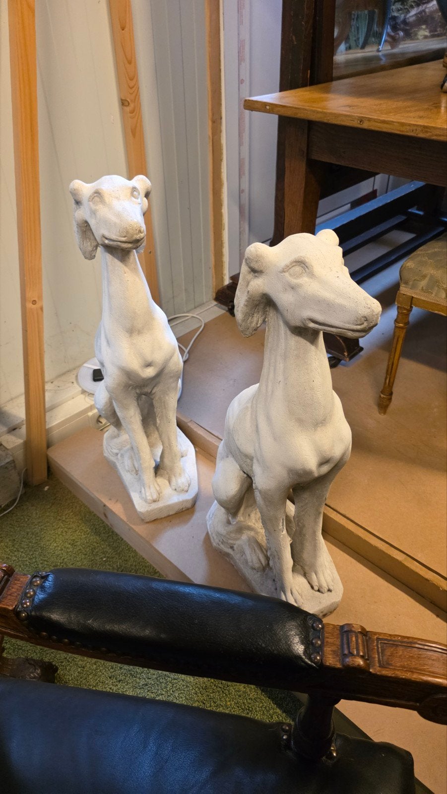 twee grote antieke Engelse whippet honden