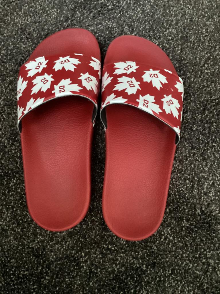 Dsquared2 rode slippers maat 39, Jongen of Meisje, Overige typen, Ophalen of Verzenden, Zo goed als nieuw