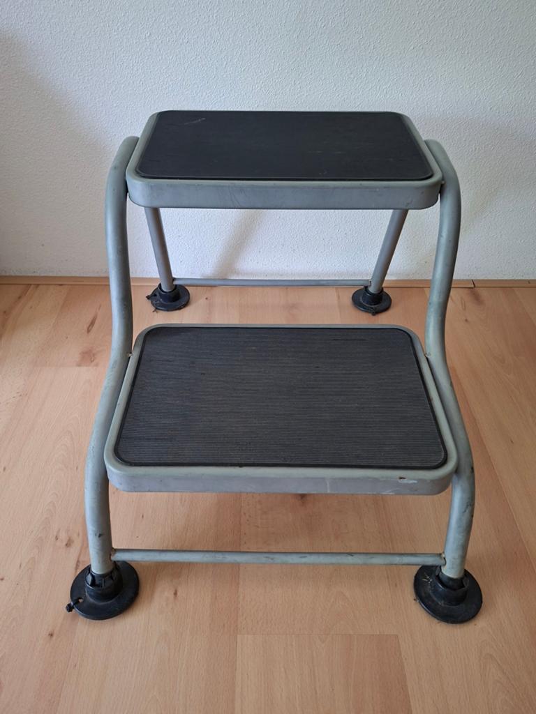 Grijze opstapje met twee treden - 38 cm hoog, Ophalen of Verzenden