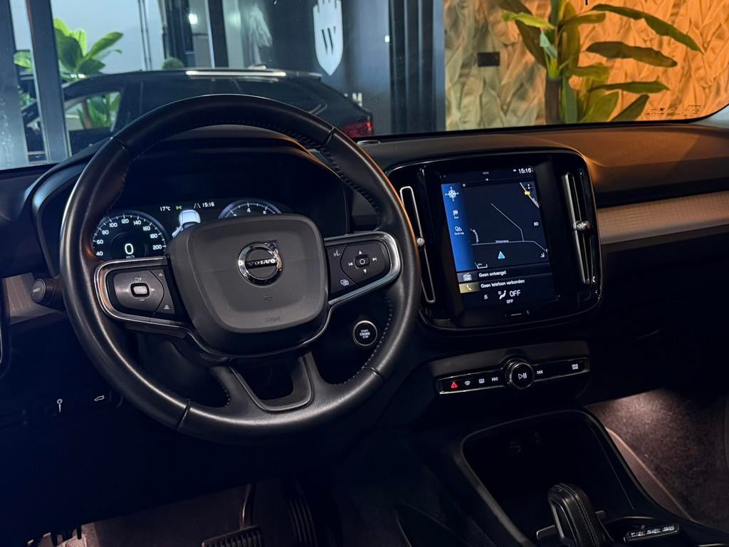 Volvo XC40 1.5 T3 Momentum Pro Automaat | Camera | ACC | Car, Auto's, 1525 kg, Gebruikt, Met garantie (alle), Leder en Stof