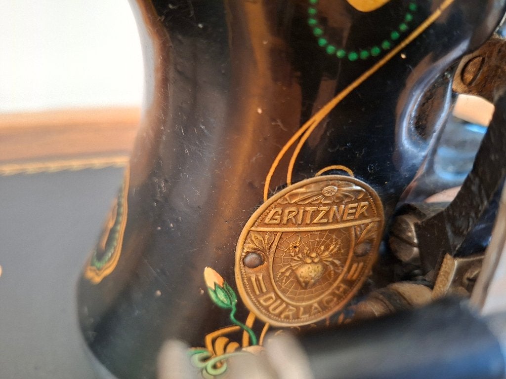 Antieke handslinger naaimachine, Ophalen