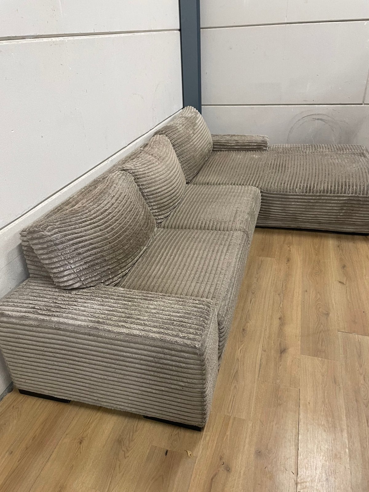 Foto 2 van Mooie luxe grote beige ribstof hoekbank - GEREINIGD!!!