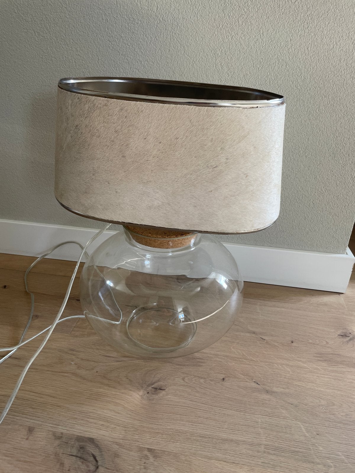 Glazen tafellamp met koeienhuid kap, Gebruikt, E27 (groot), Glas, Met kap