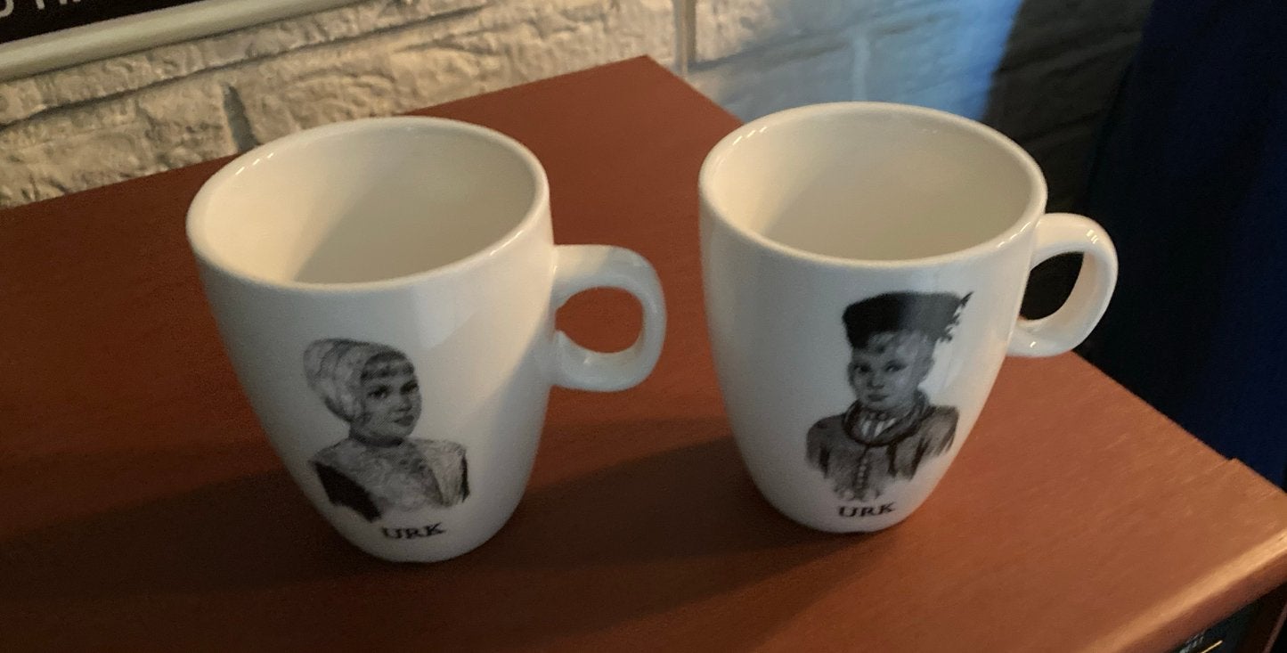 2 Mokken Urk, klederdracht, Palmer Classics, samen 10 euro., Overige typen, Ophalen of Verzenden, Zo goed als nieuw, Steen/keramiek
