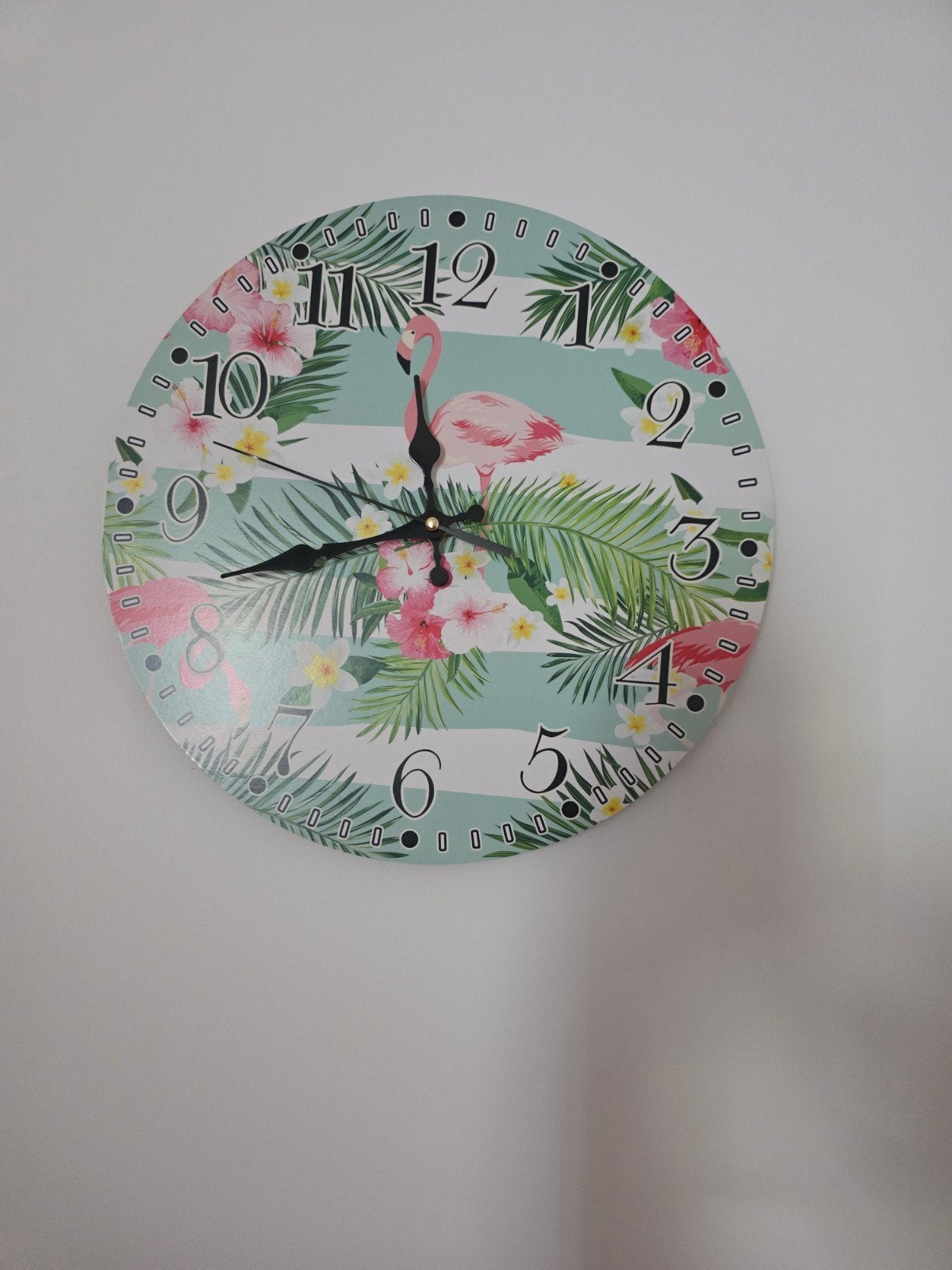 Wandklok met Flamingo en Tropisch Bladmotief, Analoog, Werkt op batterijen, Ophalen of Verzenden, Zo goed als nieuw