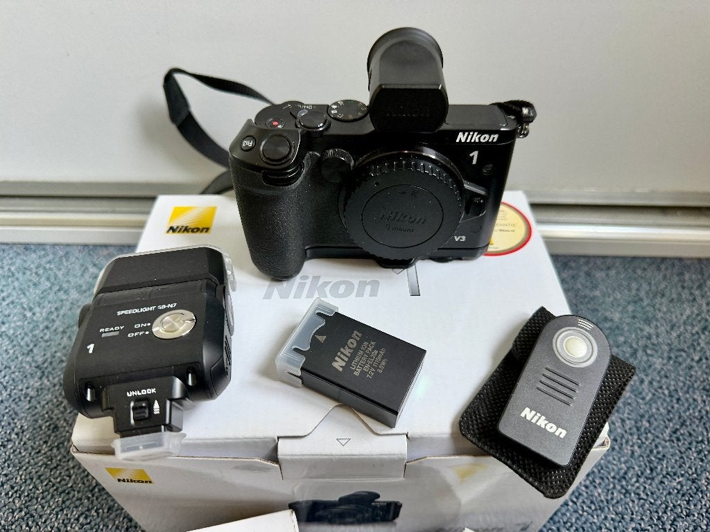 Nikon 1  V3 V1 J5 En div.!, Accu, Ophalen of Verzenden, Zo goed als nieuw, Nikon