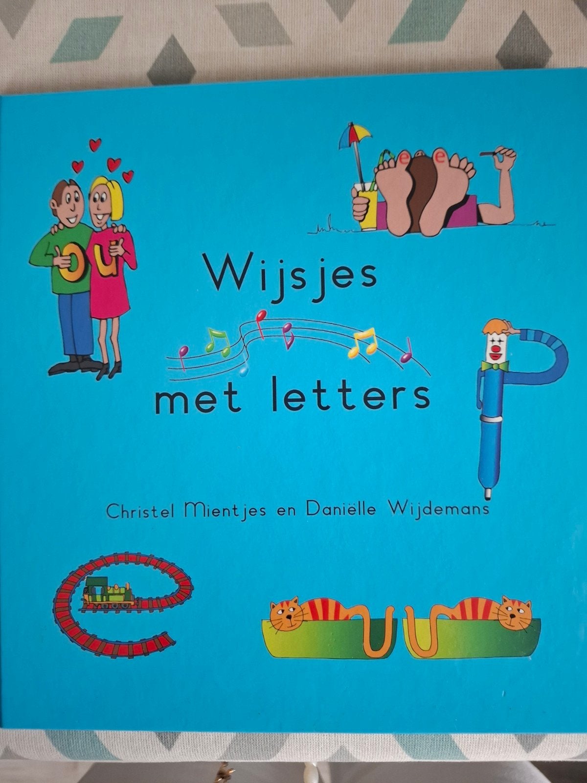 Wijsjes met letters - Muzikaal boek met CD, Ophalen of Verzenden, Zo goed als nieuw, Christel Mientjes en Daniëlle Wijdemans, 3 tot 4 jaar