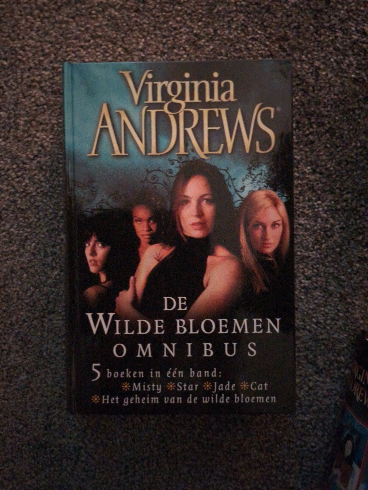 De Wilde Bloemen Omnibus - Virginia Andrews, Boeken, Ophalen of Verzenden, Gelezen, Virginia Andrews, Nederland