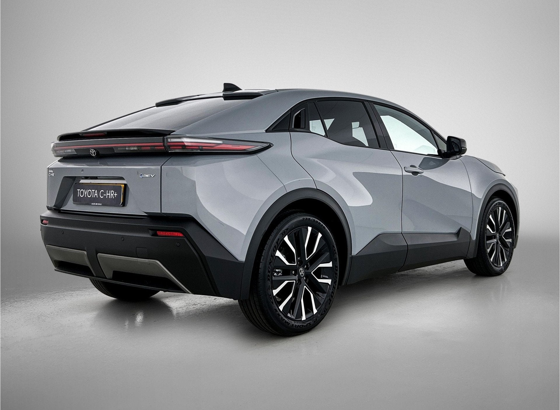Toyota C-HR+ First Edition 77 kWh *EV-Deal* | Stoel en stuur, Auto's, Toyota, 12 maanden, Stof, 24 min, Origineel Nederlands