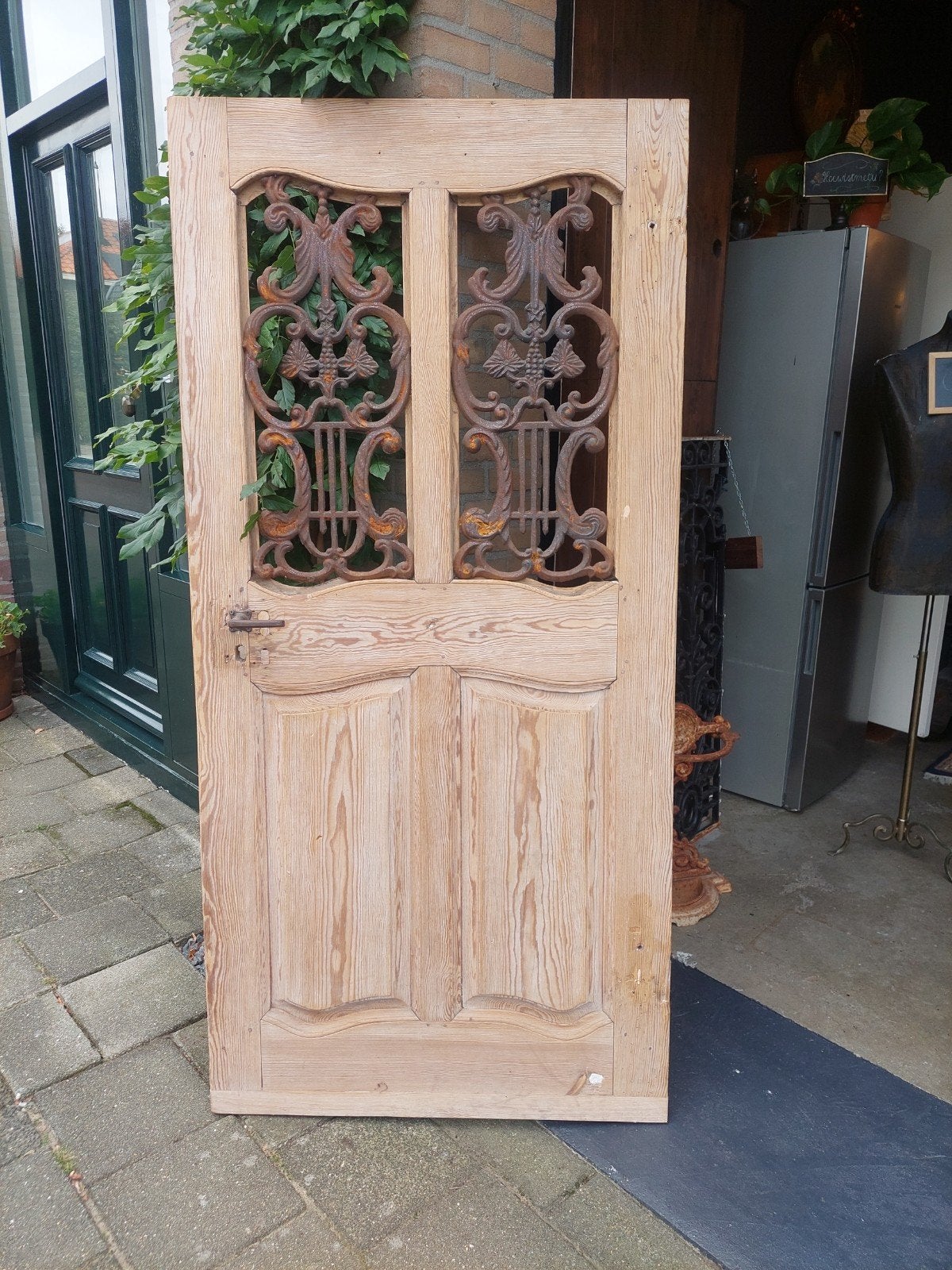 Antieke houten deur met smeedijzeren details, Ophalen