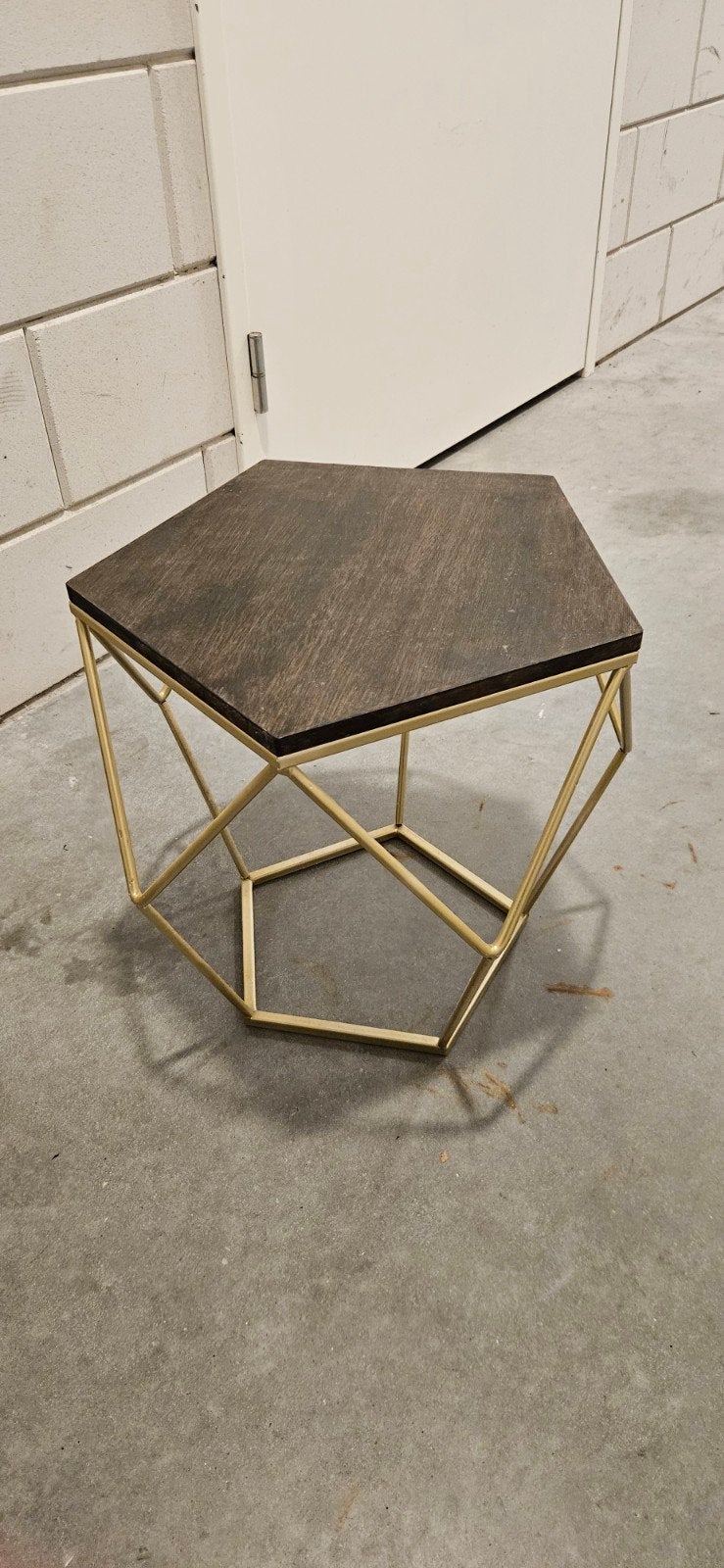 Zeshoekige salontafel met gouden metalen onderstel, Minder dan 45 cm, Minder dan 55 cm, Gebruikt, Ophalen of Verzenden
