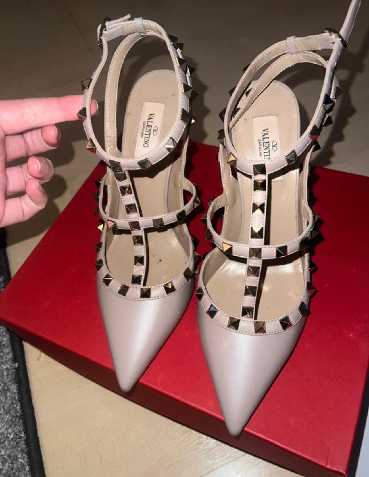 Valentino Garavani Rockstud Sandalen - Zo goed als nieuw, Ophalen of Verzenden, Zo goed als nieuw, Beige, Sandalen of Muiltjes